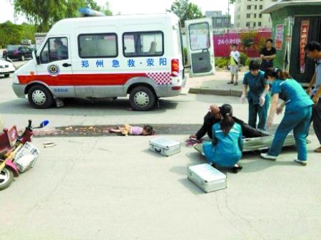 急救人员正在车祸现场施救 网络图片