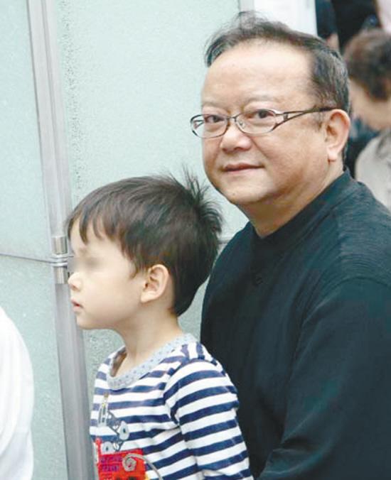 65岁王刚携5岁儿子现身 20岁娇妻同行(图)