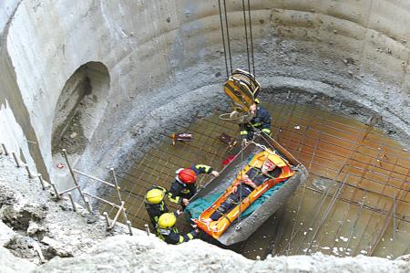 竖井底部突降大石 工人施工遭遇"飞来横祸"
