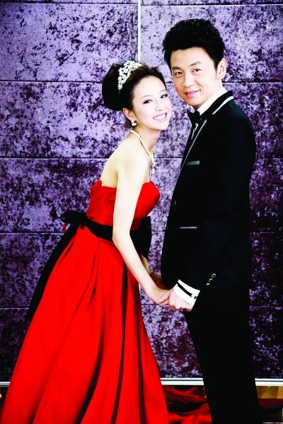 佟丽娅与雷佳音饰演的80后夫妻——安琪与it男李俊鹏这一对小情侣展开