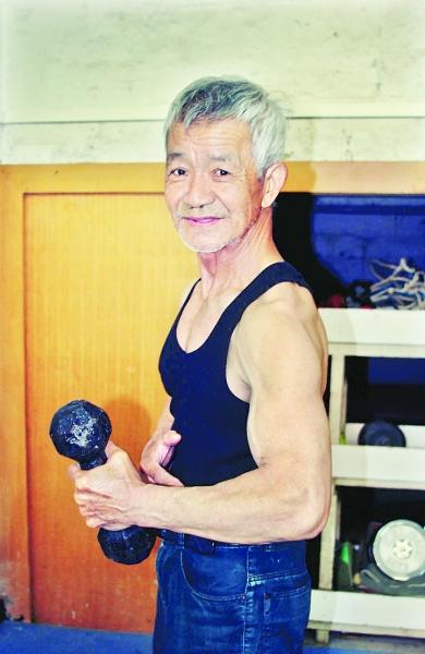 健身房现79岁"肌肉帅爷爷" 可卧推80千克杠铃