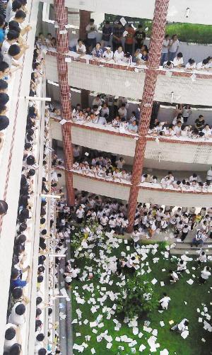 南昌一中学学生高考前撕书抛书减压 场面壮观(图)