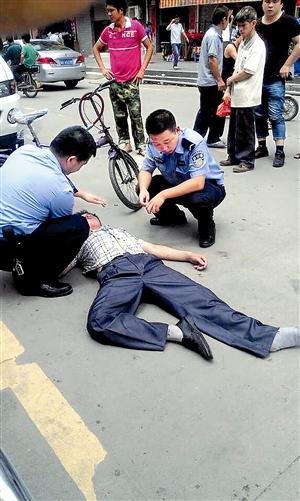 男子羊癫疯发作倒地 路人担心被讹喊来巡警帮忙