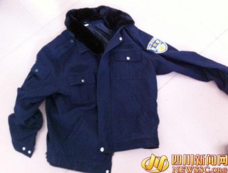 张伟用来行骗的警服