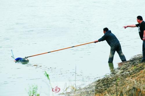 昨日下午,在郑州北郊的索须河中,一男子身背捕鱼电瓶,趴在水中,已经
