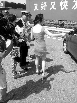 女子穿高跟鞋开车上高速 被勒令换鞋驾驶(图)