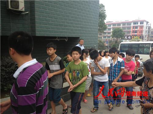 6��26�գ�����ʡ��Դ���ɶ���ѧʳ���ж�ѧ��½��������Դ������ҽԺ�������ơ�����Ӱ ����Ȩ��