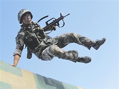 ①全副武装飞越障碍
