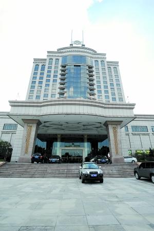 警方砸破3间房门带走4人明轩大酒店位于道滘镇广深高速公路出入口旁