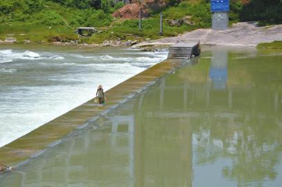 小孩被漫水冲走家属获赔7万 居民投票请拆漫水桥