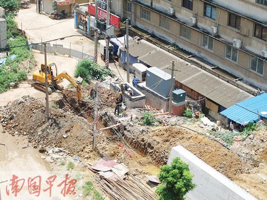 南宁凌铁大桥临时便道被封 居民出入受影响(图)