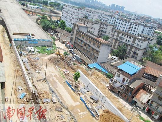 南宁凌铁大桥临时便道被封 居民出入受影响(图)