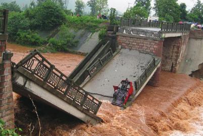 四川德阳市旌阳区一桥梁被洪水冲毁