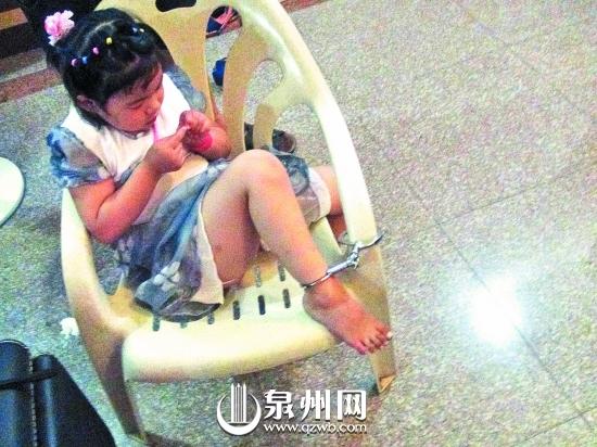 前晚7时许,石狮市区一名6岁小女孩在家中拿一副手铐玩,不慎将自己铐在