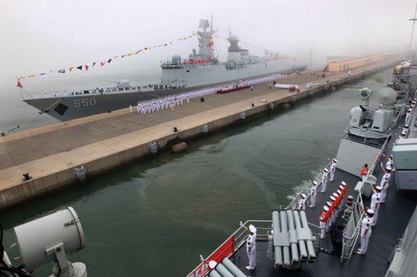 新闻中心 军事新闻     洪泽湖舰(881)   舰身:长180米,宽27米   排水