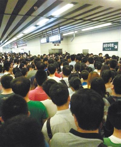 北京地铁10号线短暂故障 滞留乘客最长排队15米