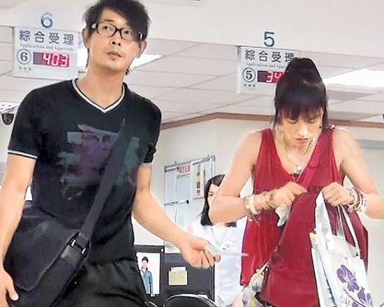 黄品源承认与妻子已离婚 曾带嫩模赴酒店