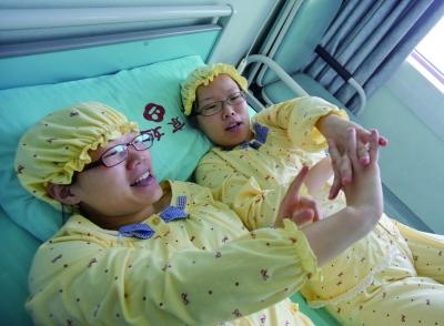 双胞胎姐妹同时怀孕同一天生娃 孩子酷似双胞胎