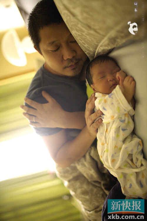 姚晨晒儿子熟睡照 老公曹郁手抚儿子的背(图)
