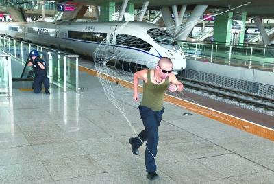 特警发射网枪子弹,网住"犯罪嫌疑人" 记者刘洪洋 摄