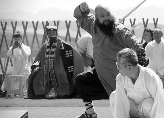 少林派代表释德朝禅师展示少林武术,台下的高手纷纷掏出手机拍照.