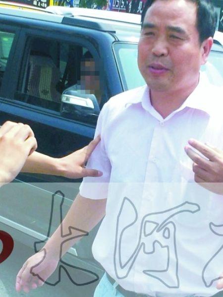 被“请”下警车的一名“领导”