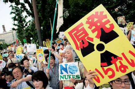 日本民众游行反对核电重启。 今井康一|摄