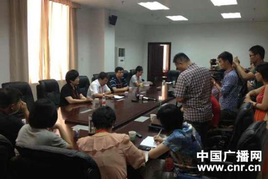 试卷原件展示前向媒体说明情况,并要求媒体不能拍照或摄像