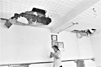 北京房山大风切断多村水电 杨树被大风连根拔起