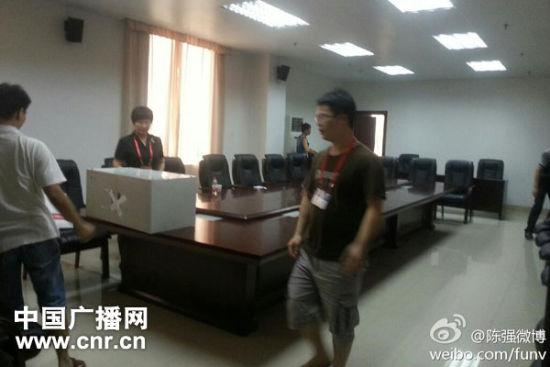 现场密封箱子(展示现场记者@陈强微博_图片)