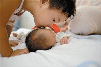 陕西被拐婴儿买主花7万买婴 警方解救遭遇拦截