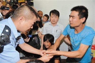 陕西被拐婴儿买主花7万买婴 警方解救遭遇拦截