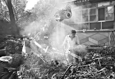 北京房山大风切断多村水电 杨树被大风连根拔起