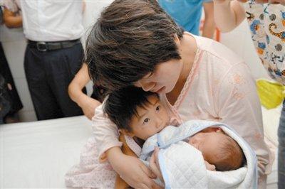 陕西被拐婴儿买主花7万买婴 警方解救遭遇拦截