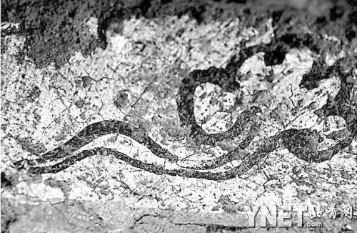 辽代墓门上所绘祥云