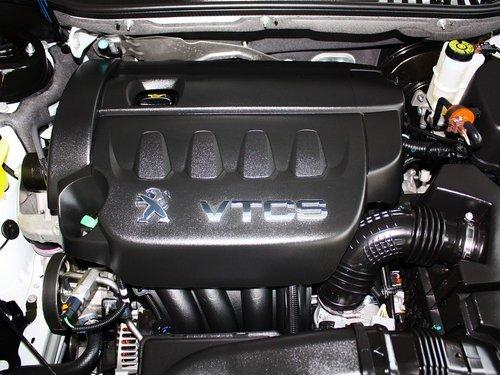 东风标致 2.3L 自动 发动机主体特写