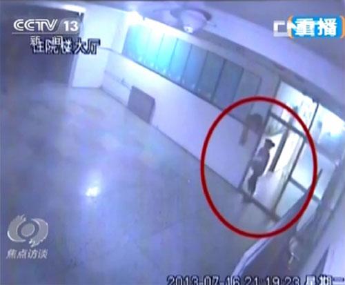 犯罪嫌疑人张素霞抱走婴儿视频