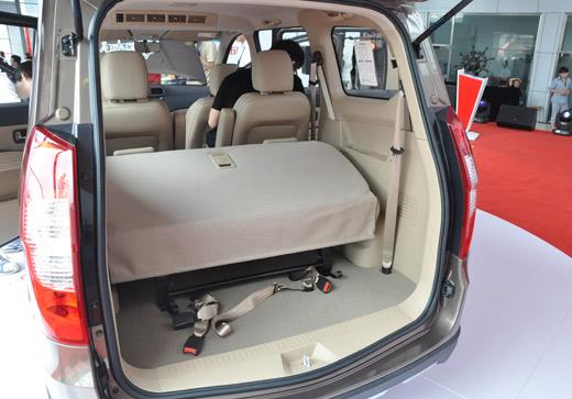 这也是为什么全新五菱宏光s的后备箱容量扩展为330升,并且在车内拥有