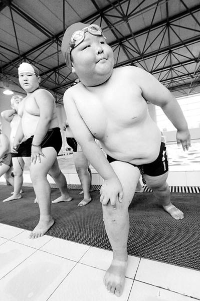 新闻中心 社会新闻  7月28日,辽宁沈阳的一个减肥夏令营里,两名"小