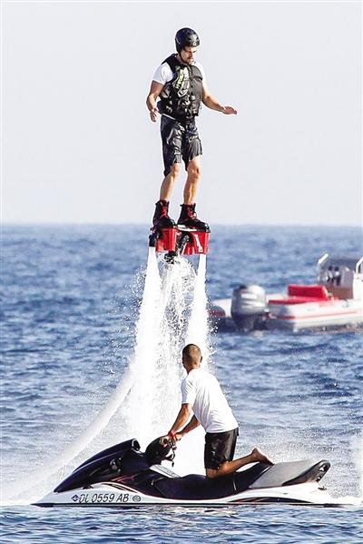 近日他在海上尝试新娱乐项目,穿上特制的鞋即飞离水面,他玩得不亦乐乎