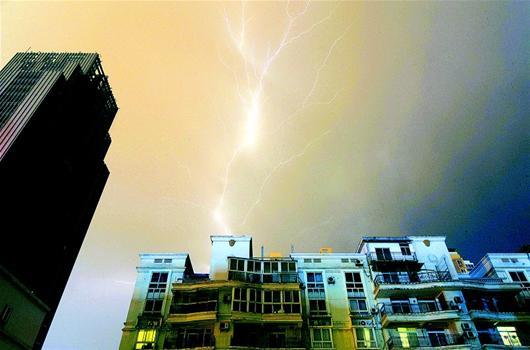 武汉急降雷雨,狂风大作,闪电不断,足有黄豆般大小的冰雹突袭汉口东西