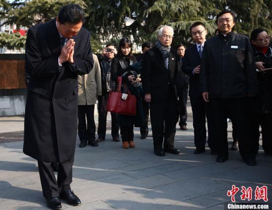 1��17�գ������й����ʵ��ձ�ǰ�����ɽ�ɼͷ������ֻ��վ��Ͼ�����ɱ����ͬ������ݲιۣ��ڿ���30������ͬ��������ʯ��ǰ���ɽ˫�ֺ�ʮ������Ĭ����<a target='_blank' href='http://www.chinanews.com/'>������</a>�� �� ��