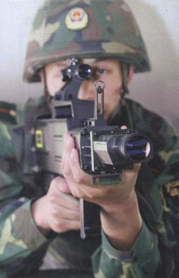 中国武警士兵装备的激光枪