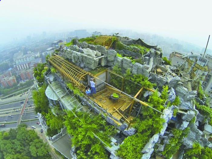 楼顶别墅业主舍不得假山 欲沟通城管改削平一点