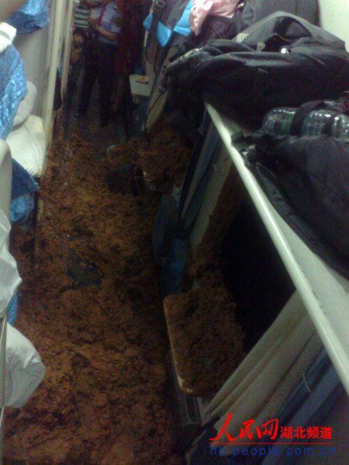 k642次列车遇隧道塌方 泥土涌入卧铺车厢2男子被埋