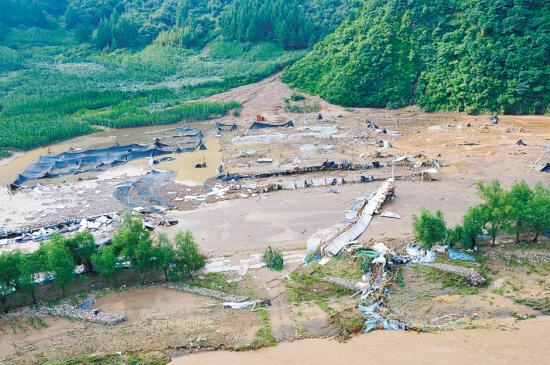 18日在救援直升机上俯拍的辽宁省抚顺市清原县洪水灾情.