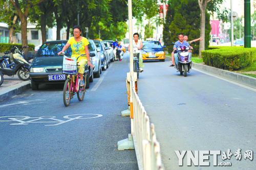 设置机动车与非机动车隔离带,避免混行摄影/本报记者 郁骁