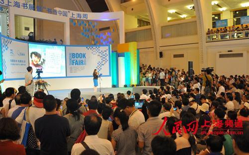 读者把“诵读之夜”活动现场挤得水泄不通