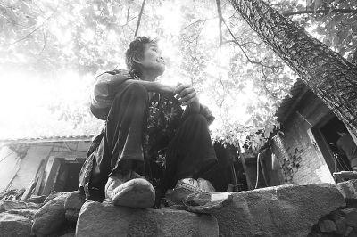 ����һ��ãȻ������ա��·���12��ǰŮ����ģ���ֻƴ�յ�Ь�Ӵ����ˡ�