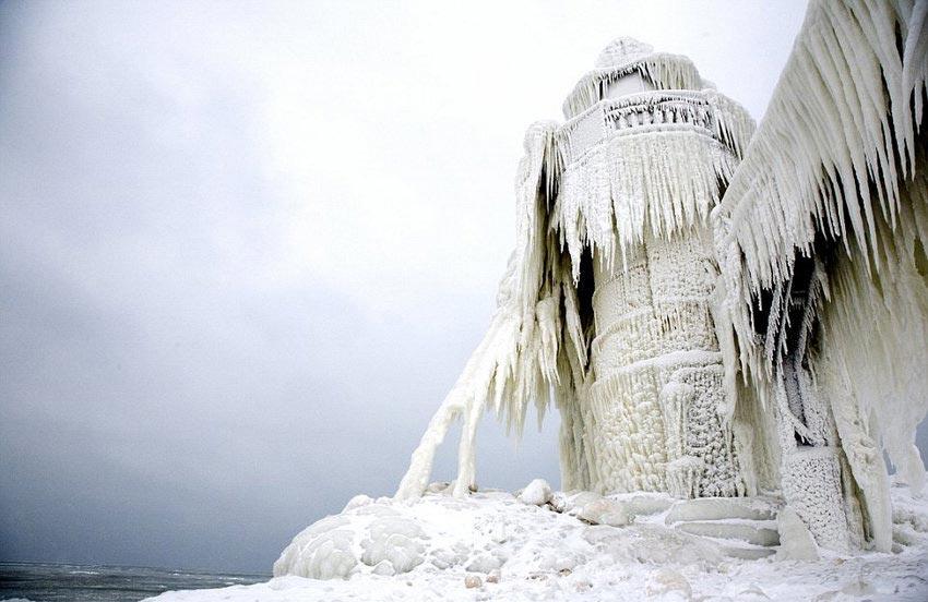 �Ϻ������������ݶ����8�ױ�ɽ2013��1�£��ɼ��ô�����ı������ų���ϯ���󲿷ֵ�������������ʹ�������ֵ������ֳ���2013�ꡰ����ʱ��������ò���ܺ������Ϯ��������˹���������ᱴ����ϳ��ִ������飬�Ӷ��ѻ���ΪԼ25Ӣ��(Լ7.6��)�ߵġ���ɽ������Щ�ѻ����ɡ���������׳�ۡ��ı����������쵽�˸���������Ժ�ӣ������ڲƲ�������𻵣��������˵�·�����ͬʱ�������ο���˵���������Ǵ�δ��������˺��䣬��˸е�ӡ����̡���˹�����ݵ�һ��������������һ������һ����Φ��